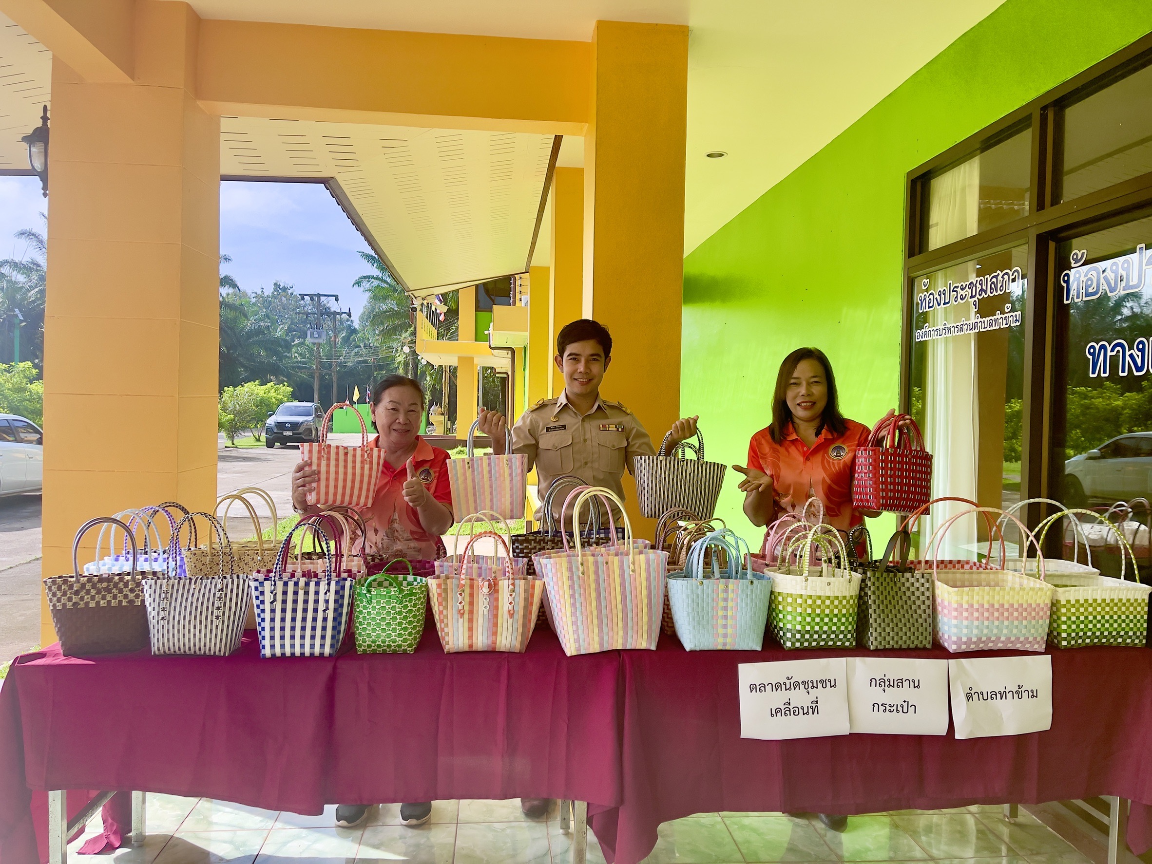 วันที่ 6 พฤศจิกายน 2566
องค์การบริหารส่วนตำบลท่าข้าม จัดกิจกรรมตลาดนัดชุมชนเคลื่อนที่ เพื่อเป็นการเปิดพื้นที่และประชาสัมพันธ์สินค้าชุมชนให้กับกลุ่มวิสาหกิจชุมชนสานกระเป๋าตำบลท่าข้าม ณ องค์การบริหารส่วนตำบลท่าข้าม ตำบลท่าข้าม อำเภอพุนพิน จังหวัดสุราษฎร์ธานี
