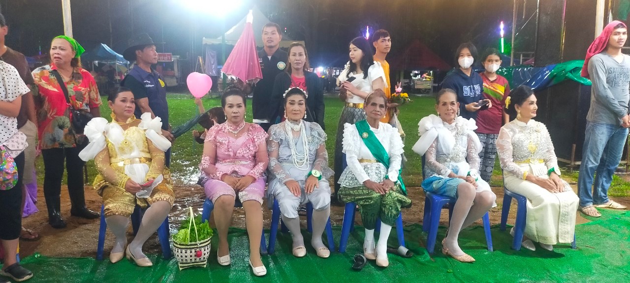 วันที่ 27 พฤศจิกายน 2566
องค์การบริหารส่วนตำบลท่าข้าม ได้จัดกิจกรรมประเพณีงานลอยกระทง ประจำปี 2566 ณ ริมแม่น้ำพุมดวง สวนสาธารณะเฉลิมพระเกียรติ องค์ฺการบริหารส่วนตำบลท่าข้าม โดยได้รับเกียรติจาก นายนันธวัช เจริญวรรณ รองผู้ว่าราชการจังหวัดสุราษฎร์ธานี ให้เกียรติมาเป็นประธานในพิธีเปิดในครั้งนี้