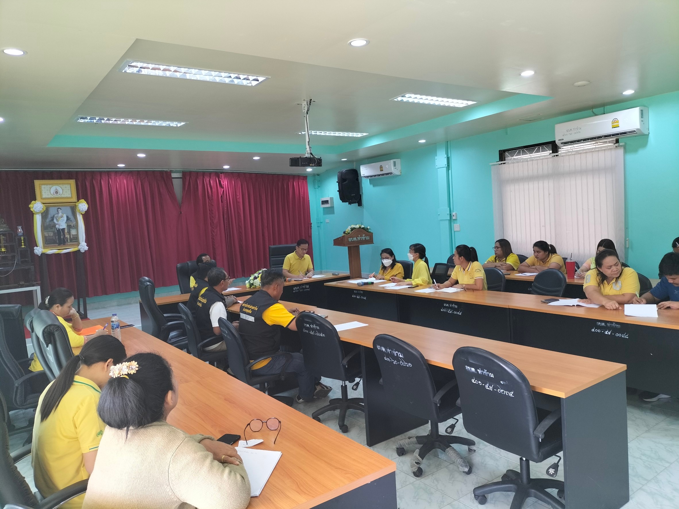 วันอังคาร ที่ 12  ธันวาคม  2566 
องค์การบริหารส่วนตำบลท่าข้าม ได้มีการประชุมข้าราชการ และพนักงานทุกท่าน ประจำเดือนธันวาคม 2566 
ณ ห้องประชุมองค์การบริหารส่วนตำบลท่าข้าม