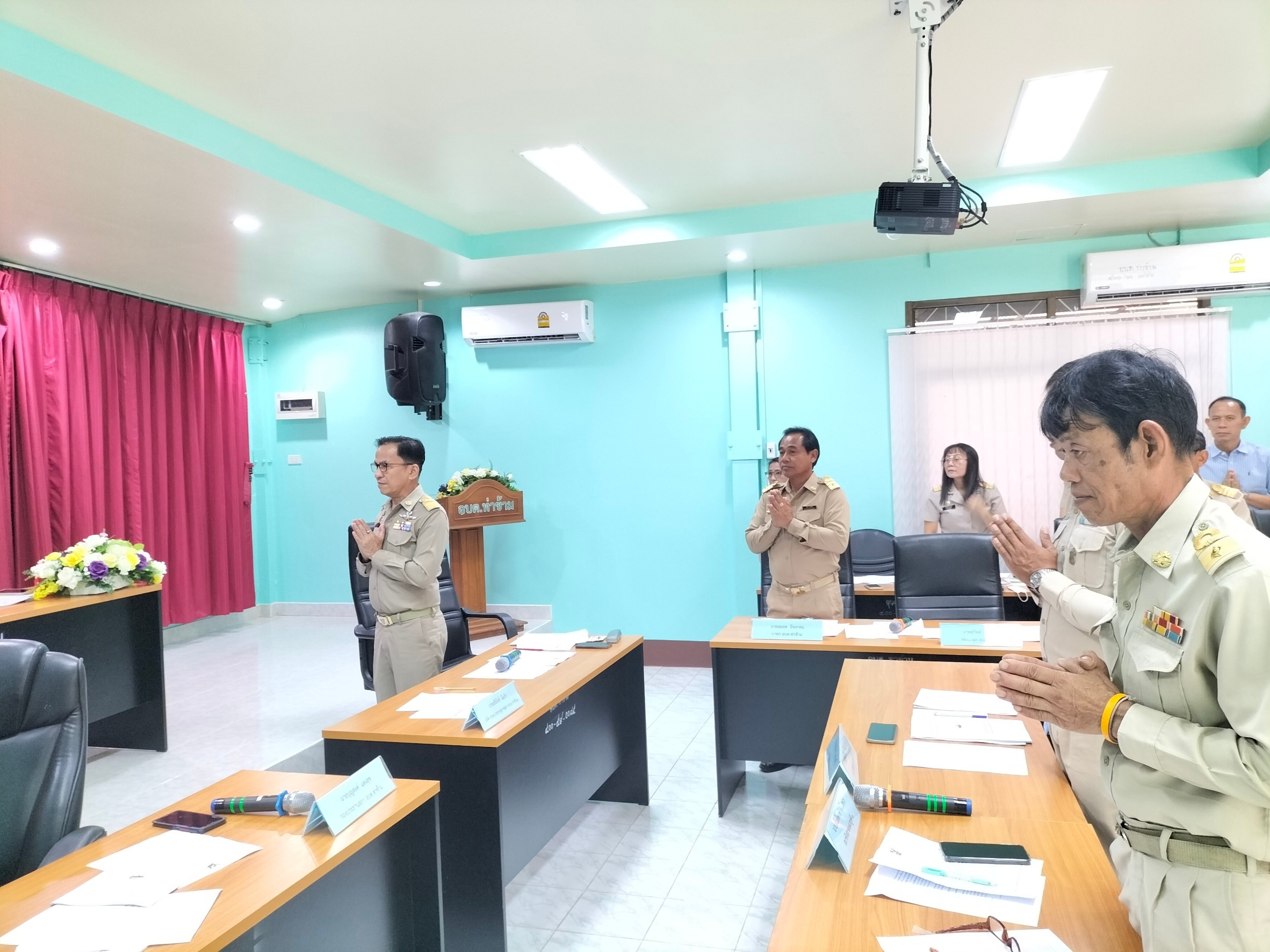วันพฤหัสบดี ที่ 14 ธันวาคม 2566 
สภาองค์การบริหารส่วนตำบลท่าข้าม ได้มีการประชุมสภาฯ สมัยสามัญ สมัยที่ 4 ครั้งที่ 1  ประจำปี 2566 
ณ ห้องประชุมสภาองค์การบริหารส่วนตำบลท่าข้าม