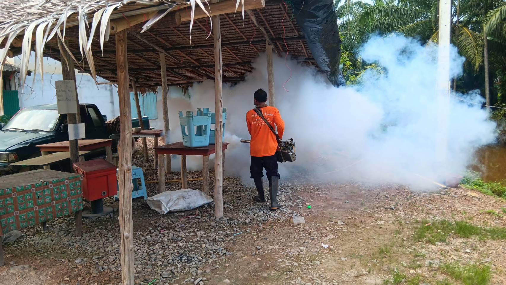 วันพฤหัสบดีที่ 14 ธันวาคม  2566
          องค์การบริหารส่วนตำบลท่าข้าม ดำเนินการฉีดพ่นหมอกควัน กำจัดยุงลาย  และสำรวจลูกน้ำยุงลาย แจกทรายอะเบท บ้านผู้ป่วยและพื้นที่ใกล้เคียงในพื้นที่ หมู่ที่ 3 และหมู่ที่ 6 ตำบลท่าข้าม อำเภอพุนพิน จังหวัดสุราษฎร์ธานี