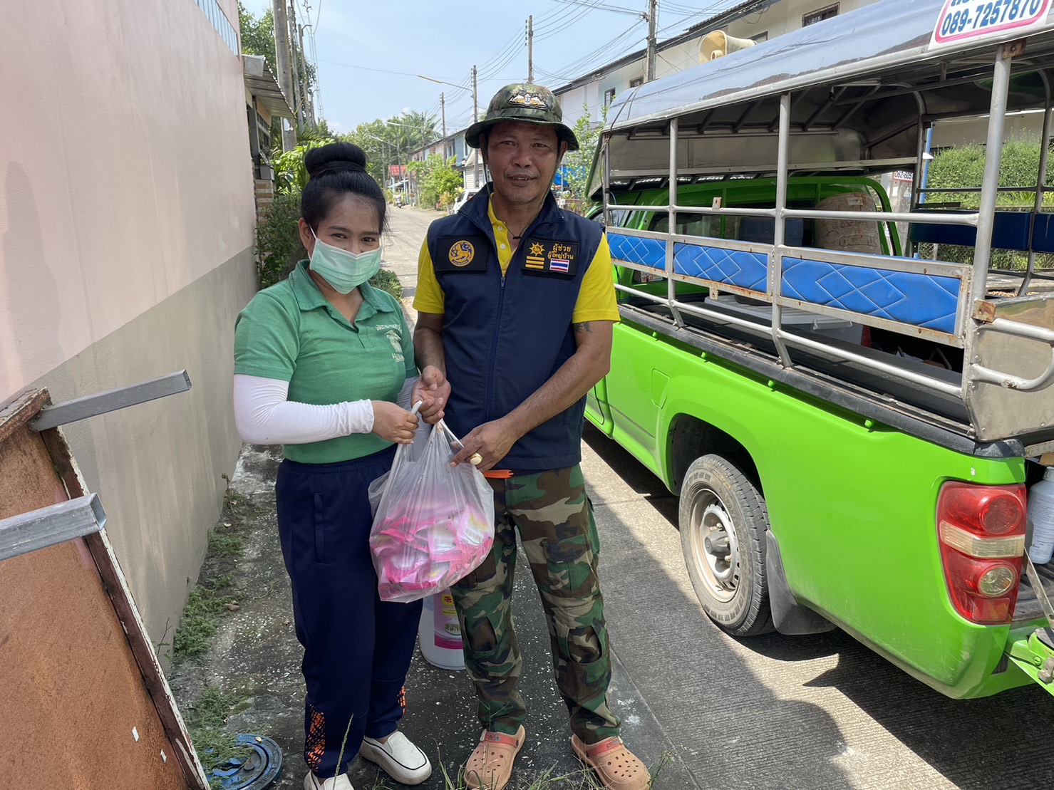 วันที่ 7 กุมภาพันธ์ 2567
องค์การบริหารส่วนตำบลท่าข้ามร่วมกับผู้นำชุมชน ผู้ใหญ่บ้าน ผู้ช่วยผู้ใหญ่บ้าน และ อาสาสมัครสาธารณสุขประจำหมู่บ้าน หมู่ที่ 1 (หมู่บ้านเคหะ) ลงพื้นที่ให้บริการพ่นหมอกควันกำจัดยุงลาย และแจกทรายอะเบท เพื่อป้องกันและควบคุมโรคไข้เลือดออก