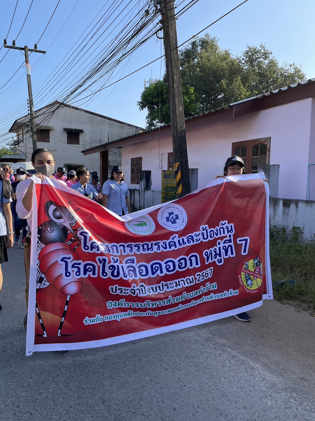 วันที่ 13 กุมภาพันธ์ 2567 
นายอมกฤ นิจอาคม 
นายกองค์การบริหารส่วนตำบลท่าข้าม
เป็นประธานในพิธีเปิดโครงการรณรงค์และป้องกันโรคไข้เลือดออก ประจำปีงบประมาณ 2567 โดยองค์บริหารส่วนตำบลท่าข้าม ร่วมกับ ผู้นำชุมชน กำนัน ผู้ใหญ่บ้าน อาสาสมัครสาธารณสุขประจำหมู่บ้านตำบลท่าข้าม  โรงพยาบาลพุนพิน และสาธารณสุขอำเภอพุนพิน ดำเนินการโครงการฯ เพื่อป้องกันและควบคุมการแพร่ระบาดของโรคในชุมชน รวมทั้งให้ประชาชนในพื้นที่มีความเข้าใจ การควบคุม การป้องกัน และสามารถดูแลตนเองและบุคคลในครอบครัวเมื่อเกิดการเจ็บป่วยด้วยโรคไข้เลือดออกได้