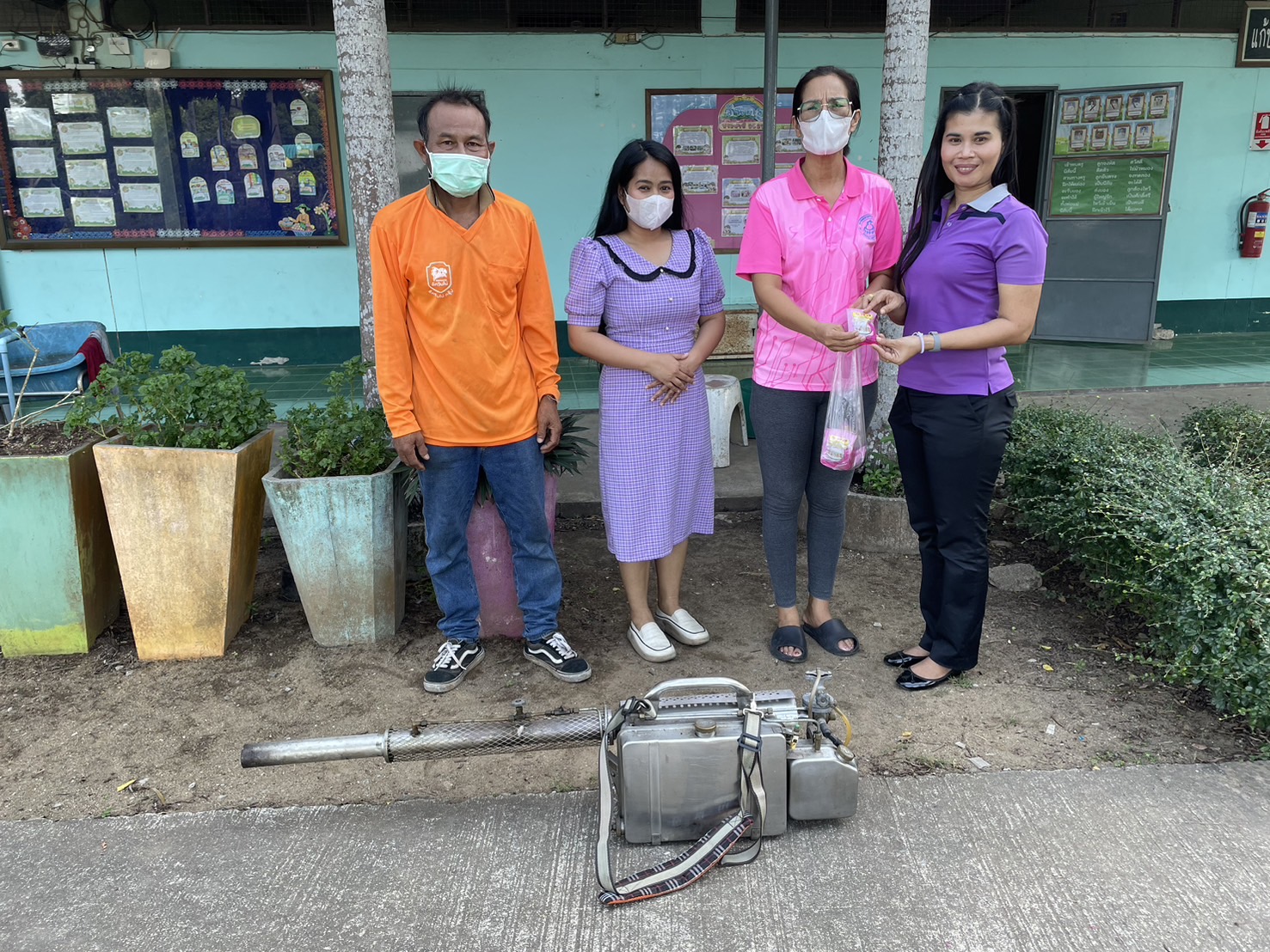 องค์การบริหารส่วนตำบลท่าข้ามได้รับแจ้งจากโรงพยาบาลพุนพิน มีผู้ป่วยไข้เลือดออก จำนวน 1 ราย 
ในเขตพื้นที่ เป็นเด็กนักเรียนชั้นอนุบาล 1 โรงเรียนวัดท่าตลิ่งชัน ตำบลท่าข้าม อำเภอพุนพิน จังหวัดสุราษฎร์ธานี ทางเจ้าหน้าที่องค์การบริหารส่วนตำบลท่าข้าม ได้ลงพื้นที่ให้บริการฉีดพ่นหมอกควันกำจัดยุงลาย และแจกทรายอะเบทเพื่อป้องกันและควบคุมโรคไข้เลือดออก