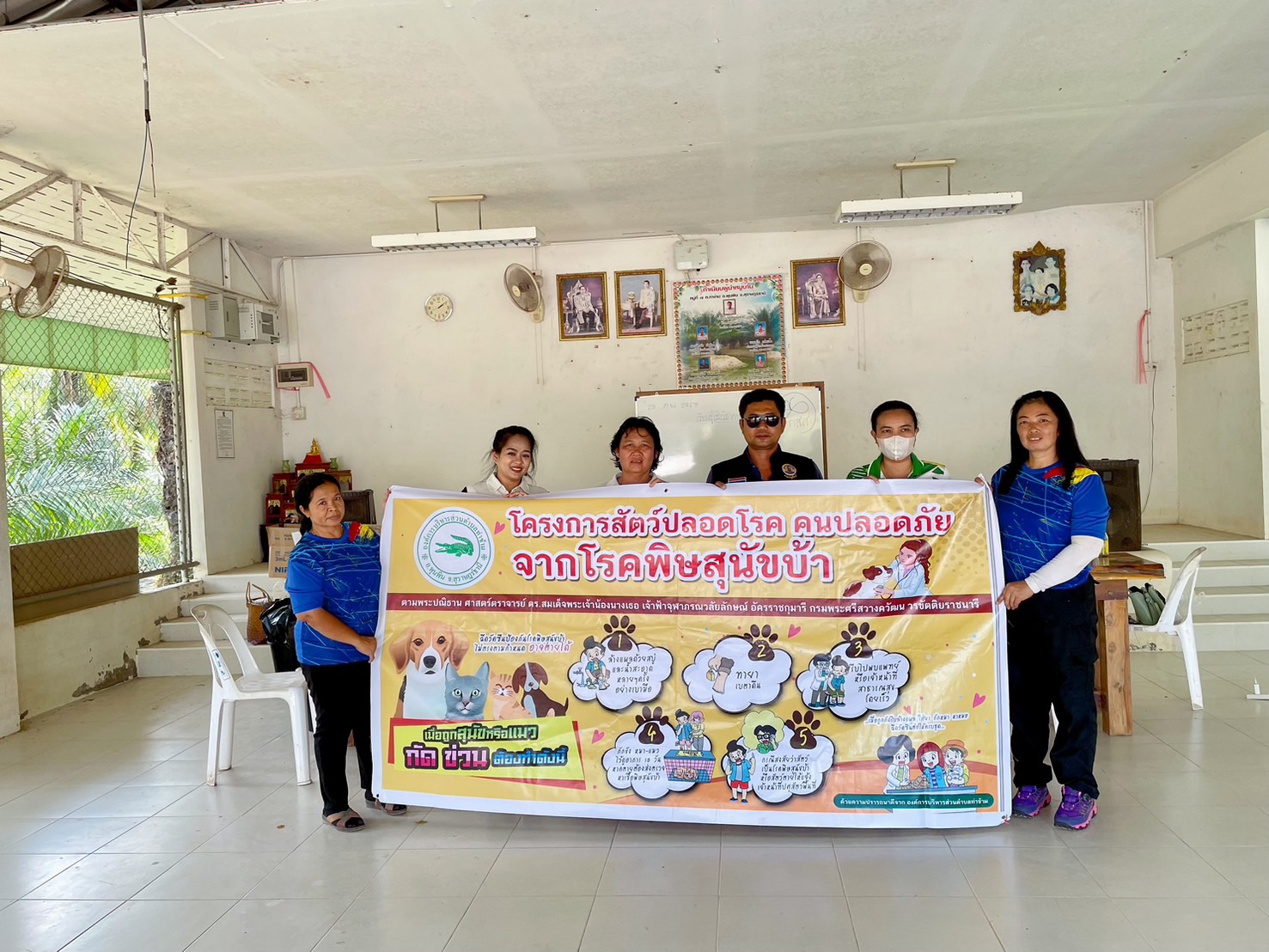 วันที่ 1 มีนาคม 2567 เวลา 13.30 น.
นายอมฤต นิจอาคม นายกองค์การบริหารส่วนตำบลท่าข้าม ทีมผู้บริหาร ผู้นำชุมชน กำนัน ผู้ใหญ่บ้าน อสม. พนักงานเจ้าหน้าที่ อบต.ท่าข้าม ออกหน่วยบริการฉีดวัคซีนป้องกันโรคพิษสุนัขบ้า (สุนัข-แมว) ณ ศาลาประชาคมหมู่บ้าน หมู่ที่ 7 บ้านคุ้งยาง ตำบลท่าข้าม อำเภอพุนพิน จังหวัดสุราษฎร์ธานี
