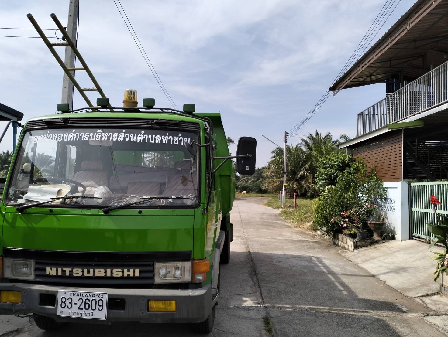 วันที่  6   มีนาคม  2567
นายอมฤต นิจอาคม นายกองค์การบริหารส่วนตำบลท่าข้าม มอบหมาย กองช่าง องค์การบริหารส่วนตำบลท่าข้าม ดำเนินการตรวจสอบและซ่อมแซมไฟทางสาธารณะ หมู่ที่ 3   ตำบลท่าข้าม อำเภอพุนพิน จังหวัดสุราษฎร์ธานี