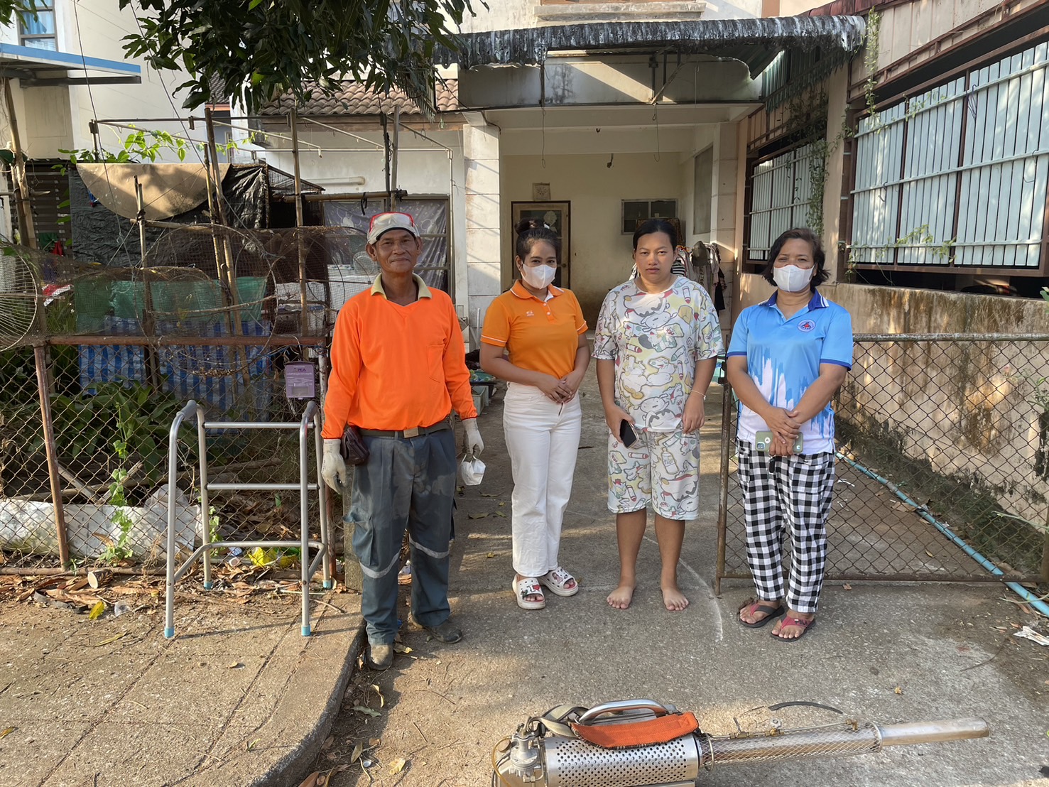 องค์การบริหารส่วนตำบลท่าข้าม
ได้รับแจ้งจากโรงพยาบาลพุนพิน 
มีผู้ป่วยไข้เลือดออก จำนวน 1 ราย 
ในเขตพื้นที่ (หมู่บ้านการเคหะพุนพิน) ตำบลท่าข้าม อำเภอพุนพิน จังหวัดสุราษฎร์ธานี ทางเจ้าหน้าที่องค์การบริหารส่วนตำบลท่าข้าม ได้ลงพื้นที่ให้บริการฉีดพ่นหมอกควันกำจัดยุงลาย และแจกทรายอะเบทเพื่อป้องกันและควบคุมโรคไข้เลือดออก