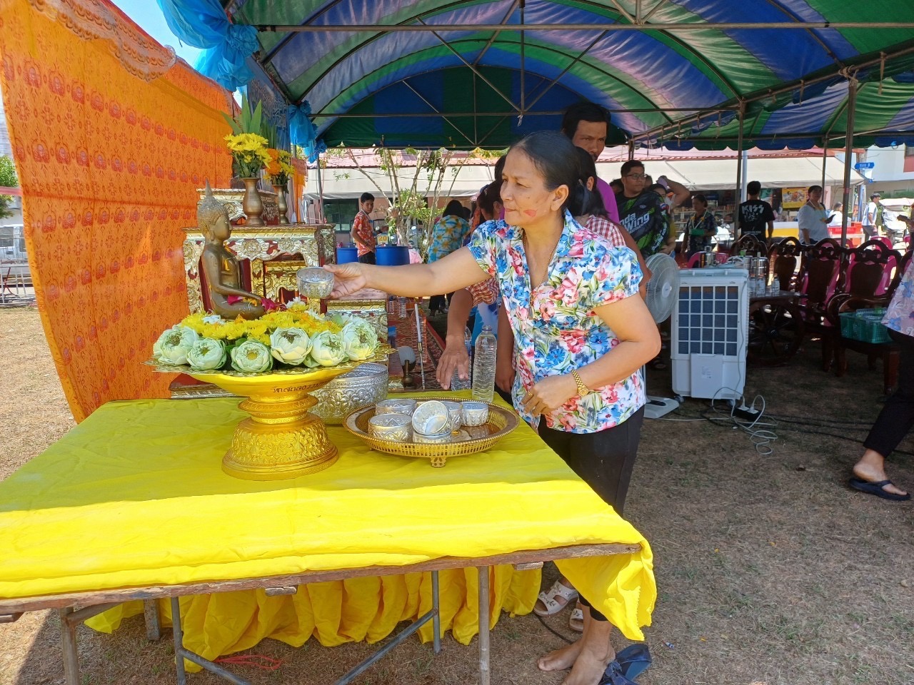 วันที่ 14  เมษายน  2567
นายอมฤต นิจอาคม  นายกองค์การบริหารส่วนตำบลท่าข้าม พร้อมด้วยคณะเข้าร่วมกิจกรรมสืบสานประเพณีเทศกาลสงกรานต์ หมู่ที่ 1 ตำบลท่าข้าม อำเภอพุนพิน จังหวัดสุราษฎร์ธานี