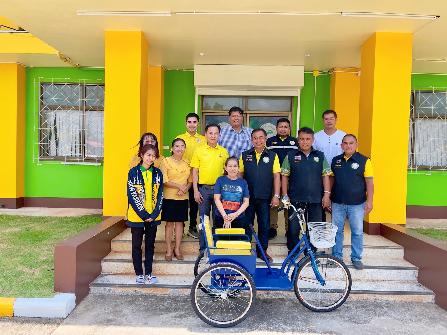 วันที่ 22  เมษายน  2567 
องค์การบริหารส่วนตําบลท่าข้าม มอบรถสามล้อโยก ให้กับครอบครัวผู้พิการ เพื่อนำไปใช้ในชีวิตประจำวัน ในการทำกิจวัตรต่าง ๆ  โดยมีนายอมฤต นิจอาคม นายกองค์การบริหารส่วนตําบลท่าข้าม คณะผู้บริหาร พนักงานและเจ้าหน้าที่ สมาชิกสภา ฯ กำนันตำบลท่าข้าม ร่วมส่งมอบในครั้งนี้