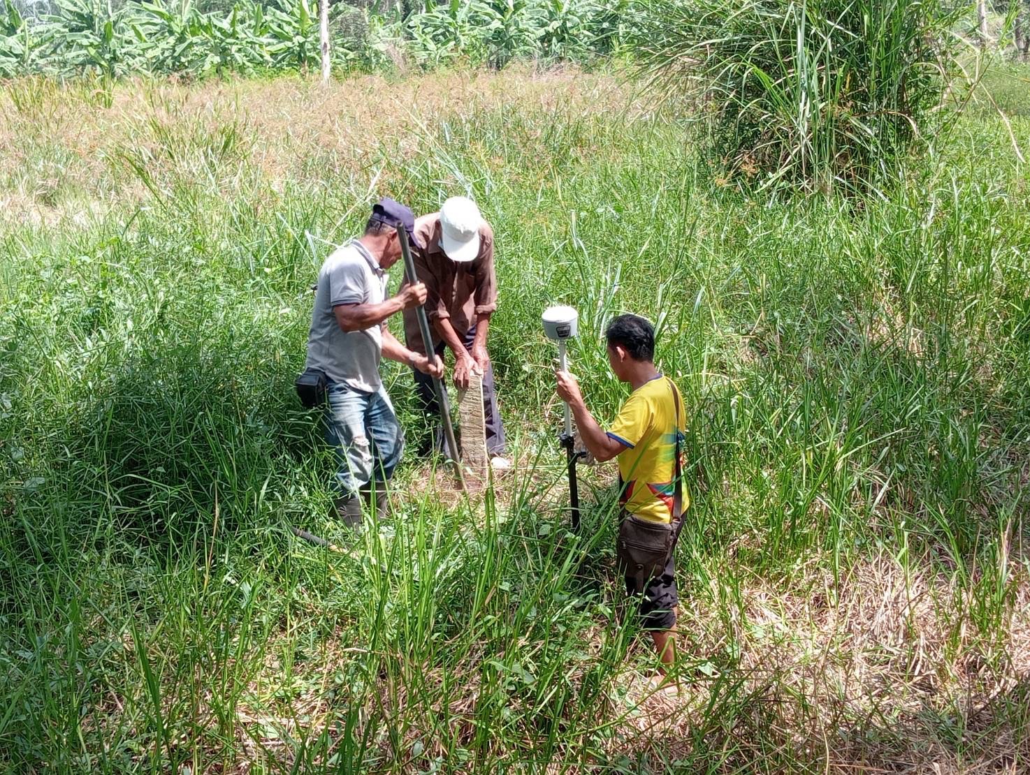 วันอังคารที่ 14 พฤษภาคม 2567 
สำนักงานที่ดินพุนพิน ลงพื้นที่ร่วมกับองค์การบริหารส่วนตำบลท่าข้าม รังวัดที่ดินสำรวจแนวเขตที่ดินอ่างเก็บน้ำแก้มลิงบางท่าข้าม เพื่อสอบแนวเขตที่ดินเพื่อรองรับโครงการพัฒนาพื้นที่ต้นแบบ เพื่อพัฒนาคุณภาพชีวิต แบบอารยเกษตร ตามแนวพระราชดำริ โดยกรมโยธาธิการและผังเมือง และมีผู้นำท้องถิ่น และผู้นำท้องที่เข้าร่วมการรังวัดในครั้งนี้
