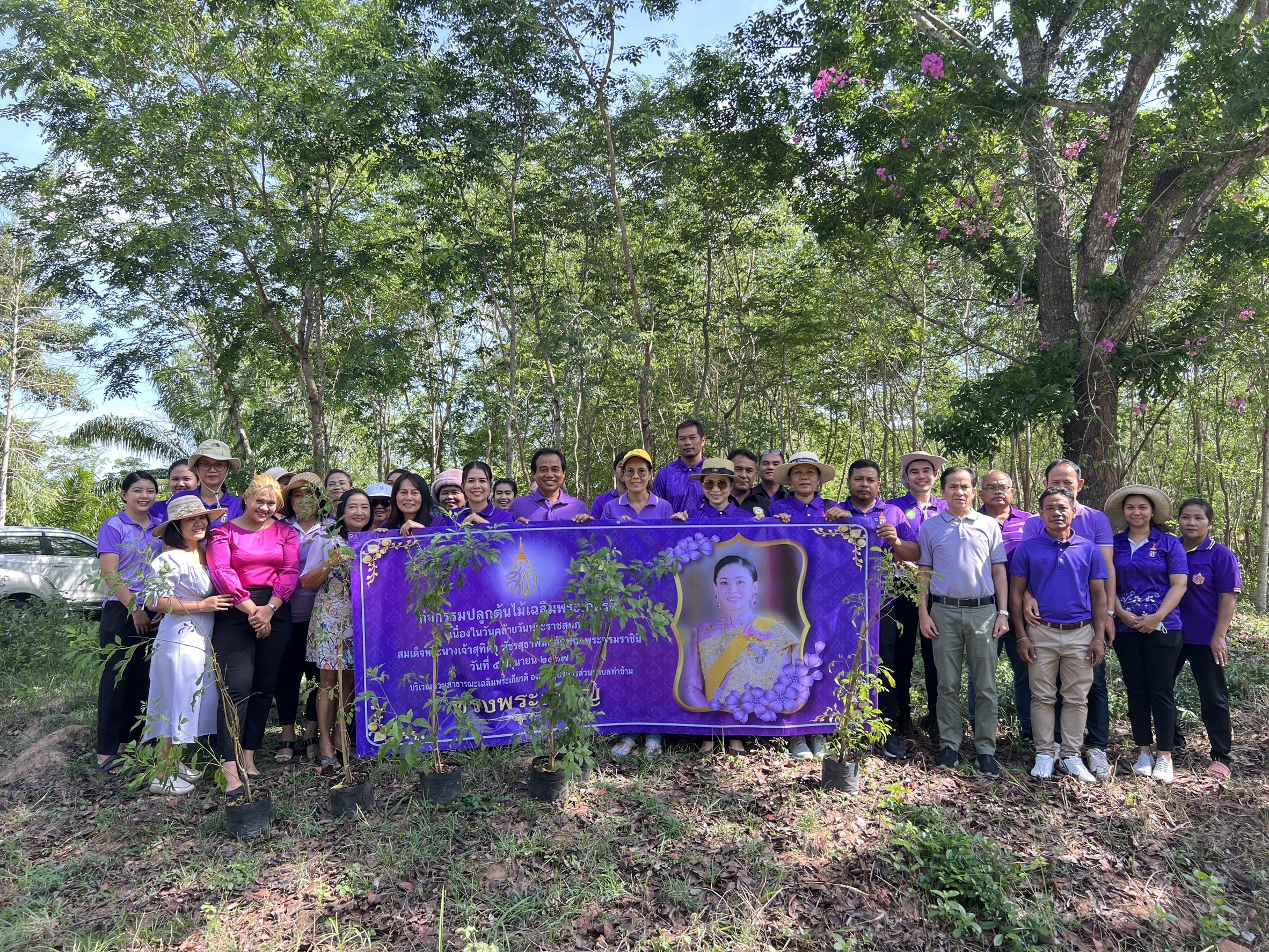 วันพุธที่ 5 มิถุนายน 2567 
     องค์การบริหารส่วนตำบลท่าข้าม ร่วมด้วยประชาชนและกลุ่มองค์กรภาคีเครือข่ายตำบลท่าข้าม ร่วมกิจกรรมปลูกต้นไม้เฉลิมพระเกียรติเนื่องในโอกาสวันคล้ายวันพระราชสมภพสมเด็จพระนางเจ้าสุทิดา พัชรสุธาพิมลลักษณ พระบรมราชินี 
     ณ บริเวณหมู่ที่ 5 ตำบลท่าข้าม อำเภอพุนพิน จังหวัดสุราษฎร์ธานี 
เพื่อให้ต้นไม้เติบโตเป็นไม้ใหญ่แผ่กิ่งก้านให้ร่มเงา ร่มรื่นร่มเย็น และเป็นสิริมงคลแก่ประชาชนต่อไป