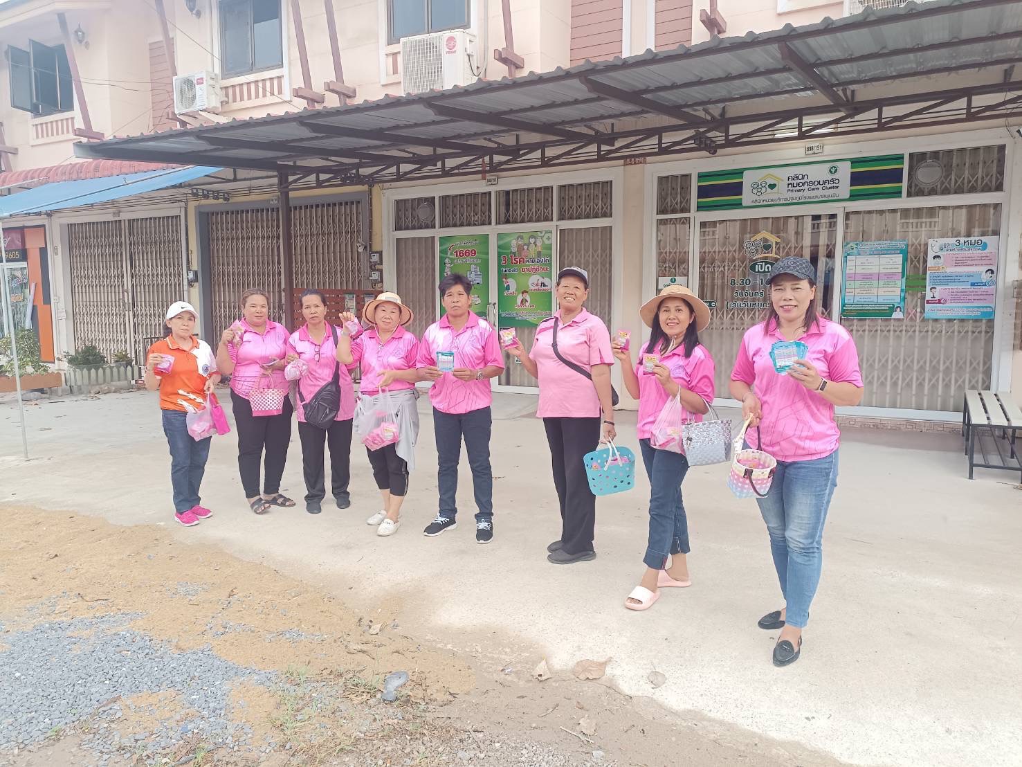 อาสาสมัครสาธารณสุขประจำหมู่บ้าน หมู่ที่ 3 
ลงพื้นที่แจกทรายอะเบท และประชาสัมพันธ์คลีนิคหมอครอบครัว