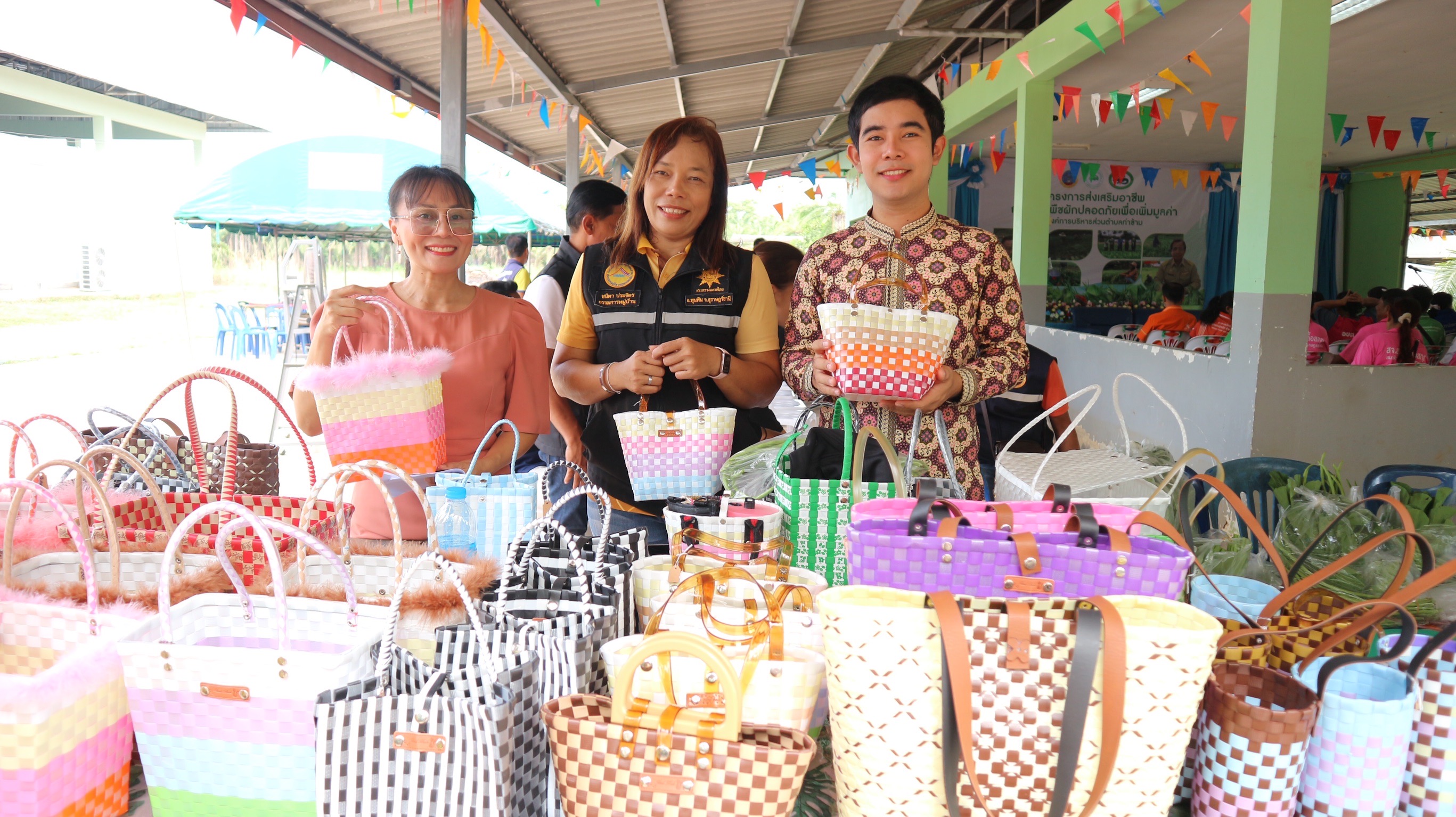 วันที่ 4 กรกฎาคม 2567
องค์การบริหารส่วนตำบลท่าข้าม ร่วมกับ วิสาหกิจชุมชนกลุ่มแปลงผัก ฯ และกลุ่มกระเป๋าสาน จัดกิจกรรมตลาดเคลื่อนที่เพื่อส่งเสริมการสร้างรายได้ในชุมชน และความมั่นคงในด้านอาชีพ ณ ศาลาประชาคมหมู่ที่ 3 ตำบลท่าข้าม อำเภอพุนพิน จังหวัดสุราษฎร์ธานี