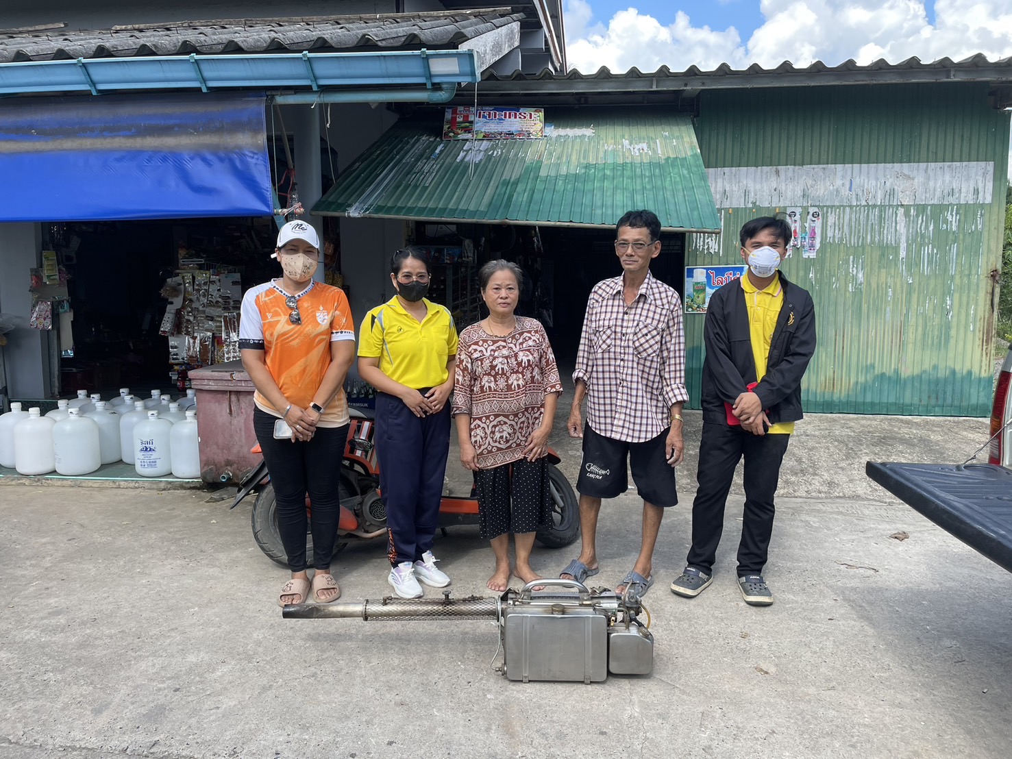 วันที่ 19 สิงหาคม 2567 
เจ้าหน้าที่ องค์การบริหารส่วนตำบลท่าข้าม ลงพื้นที่ให้บริการฉีดพ่นหมอกควันกำจัดยุงลาย เนื่องจากได้รับแจ้ง case ไข้เลือดออก หมู่ที่ 3 จำนวน 1 ราย จากโรงพยาบาลพุนพิน