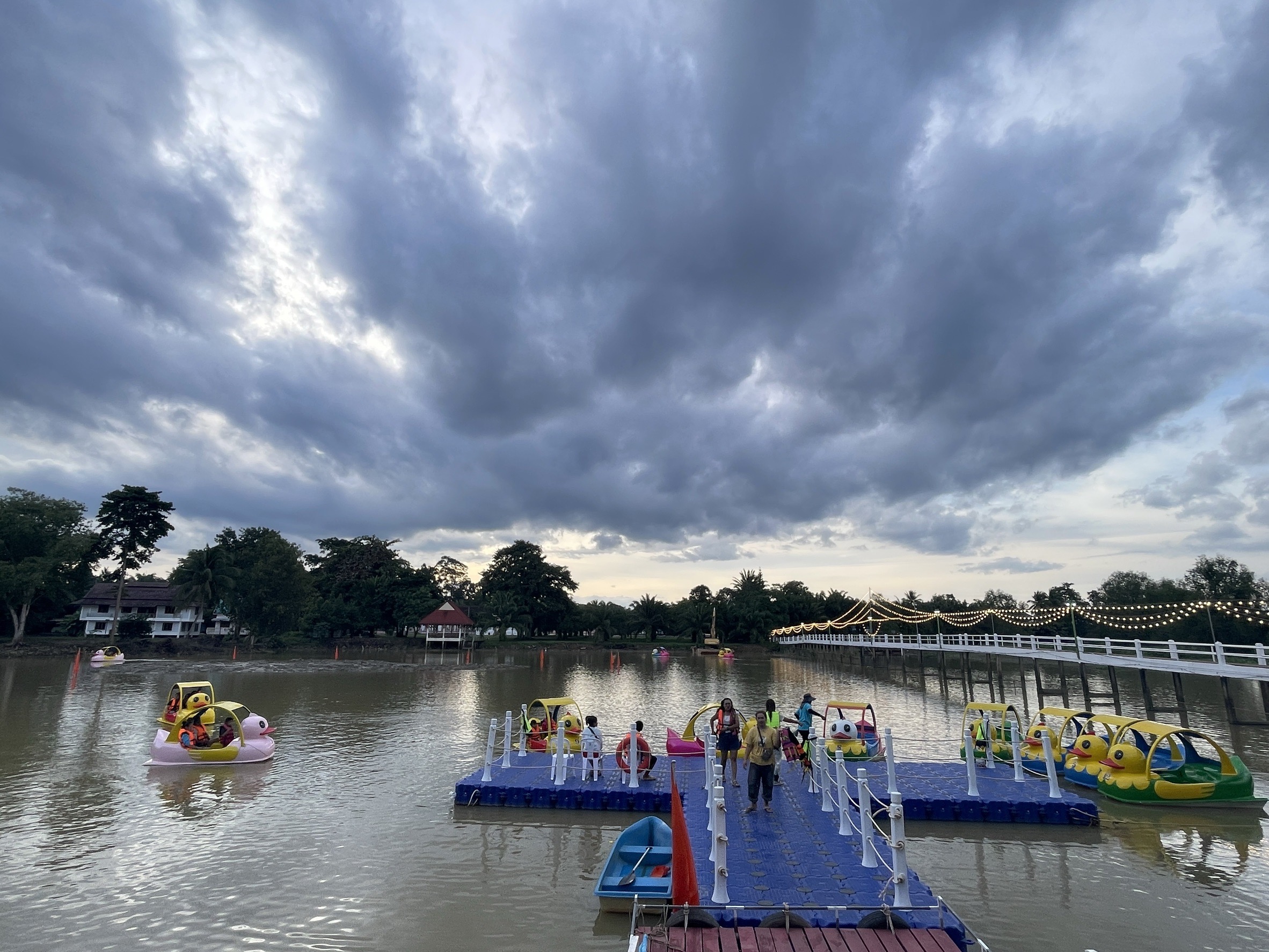 ภาพบรรยากาศช่วงเย็นในวันอาทิตย์🌤️🌈✨
องค์การบริหารส่วนตำบลท่าข้าม ขอขอบคุณสำหรับเสียงตอบรับในการเข้าใช้บริการสวนสาธารณะเฉลิมพระเกียรติ องค์การบริหารส่วนตำบลท่าข้าม Landmark แห่งใหม่ในอำเภอพุนพิน เป็นอย่างยิ่ง💚💚 และขอขอบคุณผู้ใช้บริการทุกท่านที่ปฎิบัติตามกฎระเบียบในการเข้าใช้บริการอย่างเคร่งครัด 🙏🏻 ทางองค์การบริหารส่วนตำบลท่าข้ามหวังเป็นอย่างยิ่งว่า ทุกท่านจะได้ออกกำลังกายแบบใกล้ชิดธรรมชาติ และพักผ่อนอย่างเต็มที่ เพื่อเสริมสร้างสุขภาพร่างกาย สุขภาพจิตใจที่ดีให้แก่ทุกท่าน🥰🌲

💚เปิดให้บริการสำหรับประชาชนทุกเพศ ทุกวัย ร่วมกันทำกิจกรรมมากมาย ได้แก่ เรือปั่นไฟเบอร์ สนามบาสเกตบอล สนามแบตมินตัน สนามฟุตบอล พร้อมทั้งสนามเด็กเล่นและเครื่องออกกำลังกาย💚
ฟรีไม่มีค่าใช้จ่าย❕❕❕
📍เปิดให้บริการทุกวัน เวลา 10.00 น.-19.00 น.