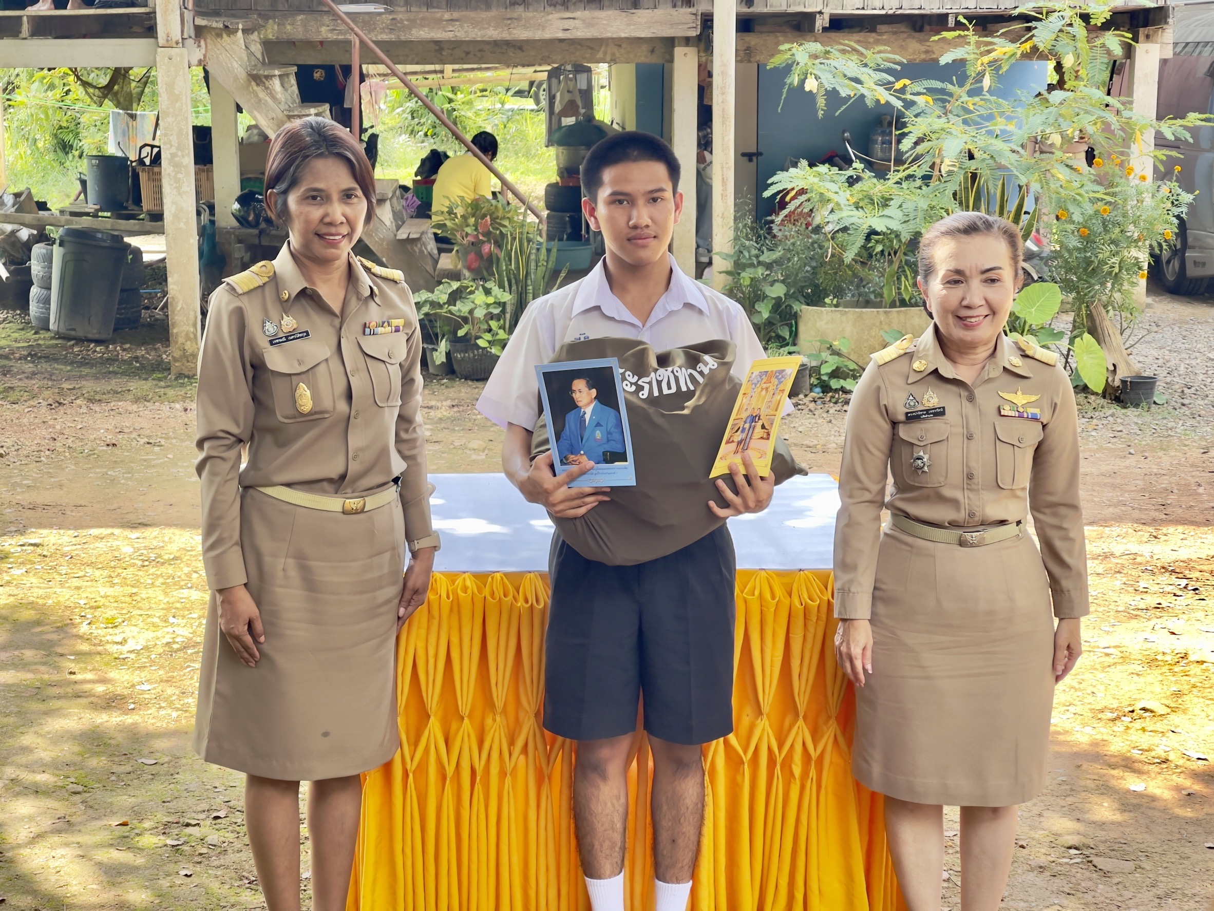 วันที่ 15 พฤศจิกายน 2567 
องค์การบริหารส่วนตําบลท่าข้าม ลงพื้นที่ร่วมกับสำนักงานพัฒนาสังคมและความมั่นคงของมนุษย์จังหวัดสุราษฎร์ธานี และส่วนราชการ ลงพื้นที่เยี่ยมติดตามนักเรียนทุนพระราชทานเพื่อการศึกษาสงเคราะห์ พื้นที่ หมู่ที่ 7 ตำบลท่าข้าม อำเภอพุนพิน จังหวัดสุราษฎร์ธานี