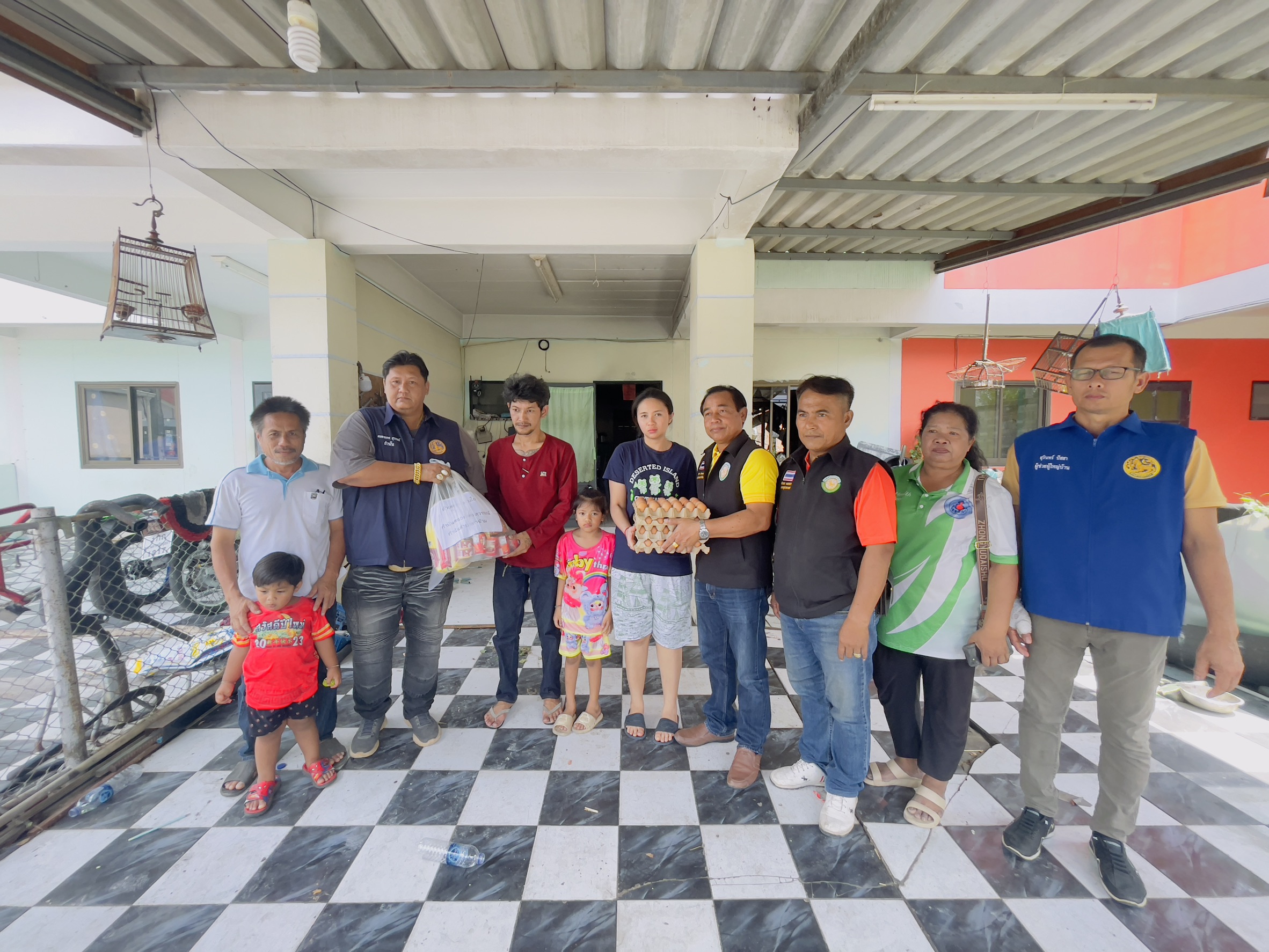 วันที่ 9  มีนาคม 2568 
นายอมฤต นิจอาคม นายกองค์การบริหารส่วนตําบลท่าข้าม พร้อมด้วยคณะผู้บริหาร  กำนันคนองเดช สุวรรณ์ ลงพื้นที่ หมู่ที่ 1 (การเคหะ) เยี่ยมผู้ประสบเหตุบ้านที่มีเพลิงไหม้บ้าน โดยได้มอบถุงยังชีพ ข้าวสาร อาหารแห้ง ไข่ไก่ เพื่อช่วยเหลือและเยียวยาในเบื้องต้นให้กับผู้ประสบเหตุ