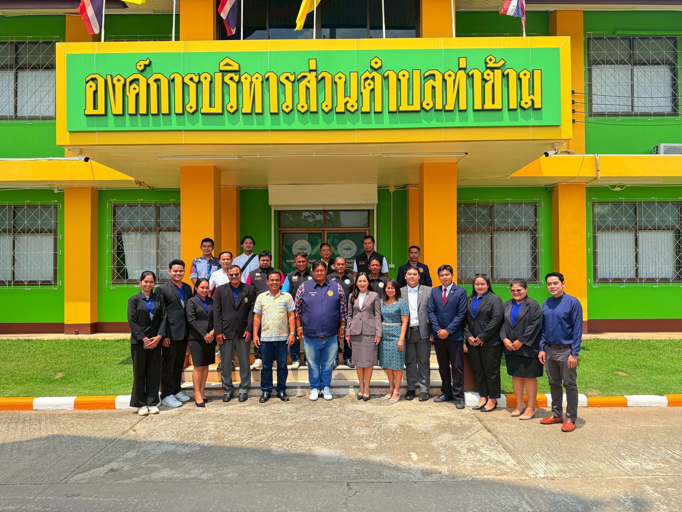 วันที่ 26 มีนาคม 2568
นายอมฤต นิจอาคม นายกองค์การบริหารส่วนตําบลท่าข้าม พร้อมด้วยคณะผู้บริหาร สมาชิกสภา ฯ กำนันคนองเดช สุวรรณ์ พร้อมด้วยหัวหน้าส่วนราชการและเจ้าหน้าที่ ให้การต้อนรับ บัณฑิตวิทยาลัย มหาวิทยาลัยราชภัฎสุราษฎร์ธานี ในการเข้าศึกษาแลกเปลี่ยนความรู้โครงการบัณฑิตศึกษากับการบูรณาการองค์ความรู้สู่การสร้างนวัตกรรมเพื่อการพัฒนาชุมชนท้องถิ่นอย่างยั่งยืน โดยมีวัตถุประสงค์เพื่อส่งเสริมการเชื่อมโยงองค์ความรู้จากการศึกษาระดับบัณฑิตศึกษาสู่การพัฒนาชุมชนท้องถิ่นอย่างเป็นรูปธรรมโดยมุ่งเน้นการสร้างกระบวนการเรียนรู้ที่สอดคล้องกับบริบทและความต้องการของชุมชนท้องถิ่น ตลอดจนเพื่อสร้างเครือข่ายความร่วมมือระหว่างมหาวิทยาลัยกับองค์กรปกครองส่วนท้องถิ่น และพัฒนาระบบการบูรณาการงานวิจัยในบัณฑิตระดับศึกษาให้เป็นส่วนหนึ่งของการพัฒนาชุมชนอย่างยั่งยืน โดยกำหนดจัดกิจกรรมแลกเปลี่ยนเรียนรู้ประสบการณ์การดำเนินงานด้านการพัฒนาชุมชนท้องถิ่นร่วมกับองค์กรปกครองส่วนท้องถิ่นในพื้นที่จังหวัดสุราษฎร์ธานี ชุมพร และระนอง นั้น