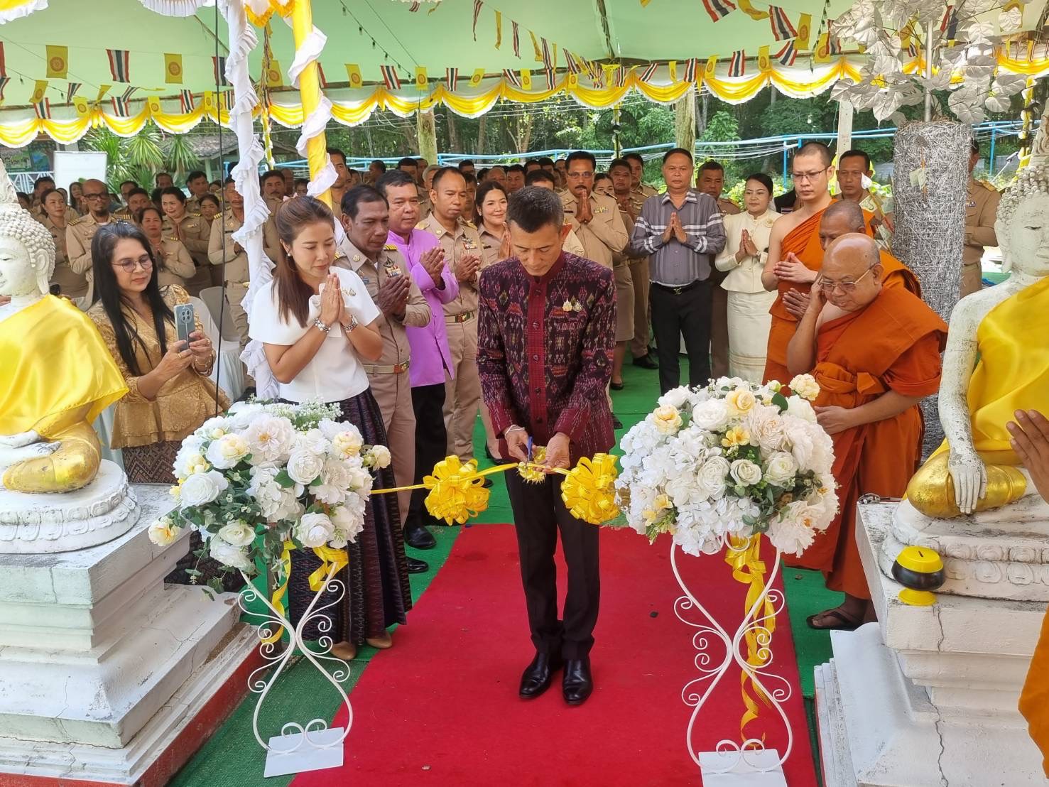 วันที่ 5  เมษายน  2568
นายอมฤต นิจอาคม นายกองค์การบริหารส่วนตําบลท่าข้าม เข้าร่วมพิธีเปิดงานปิดทองฝังลูกนิมิต ผูกพัทธสีมา ณ วัดรัษฎาราม (วัดเงิน) หมู่ที่ 3 ตำบลบางงอน อำเภอพุนพิน จังหวัดสุราษฎร์ธานี