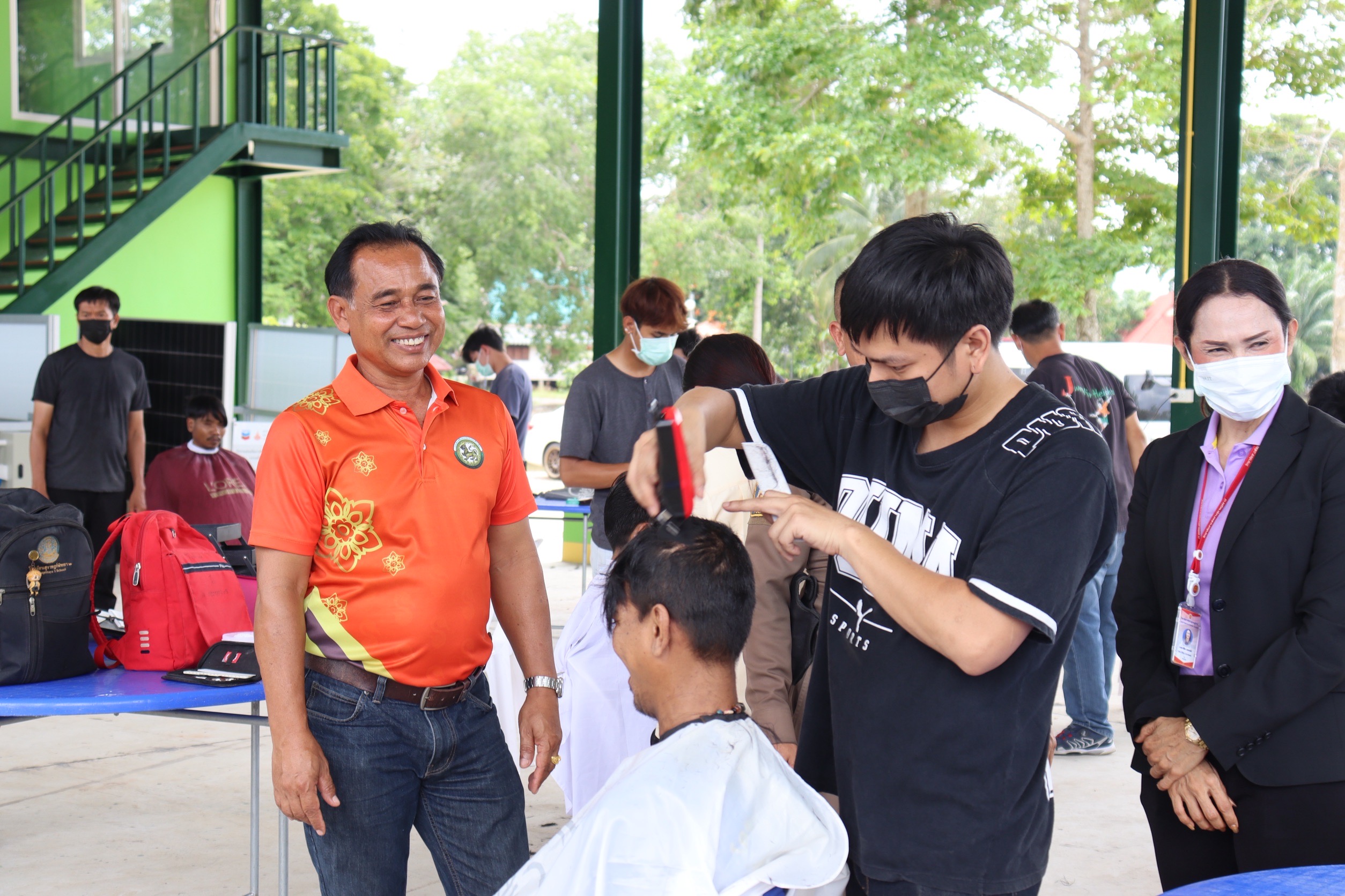 วันที่ 5 มิถุนายน 2568 เวลา 13.00 น. ณ องค์การบริหารส่วนตำบลท่าข้าม
     นายอมฤต นิจอาคม นายกองค์การบริหารส่วนตำบลท่าข้าม พร้อมด้วยคณะผู้บริหาร เข้าร่วมโครงการตำบลยั่งยืน เพื่อคืนคนดีสู่สังคม และให้โอกาสคนกลับใจมีที่ยืนในสังคมนำความสันติสุขมาสู่ลูกหลาน ชาวบ้าน และหมู่บ้านชุมชน 
     โดยการจัดกิจกรรมในวันนี้มีการให้บริการตัดผม จากหลายร้านมาบริการตัดผมชายให้กับผู้ที่ร่วมโครงการชุมชนยั่งยืน และประชาชนทั่วไป จัดโดยสถานีตำรวจภูธรพุนพิน ที่ว่าการอำเภอพุนพิน และภาคีเครือข่าย