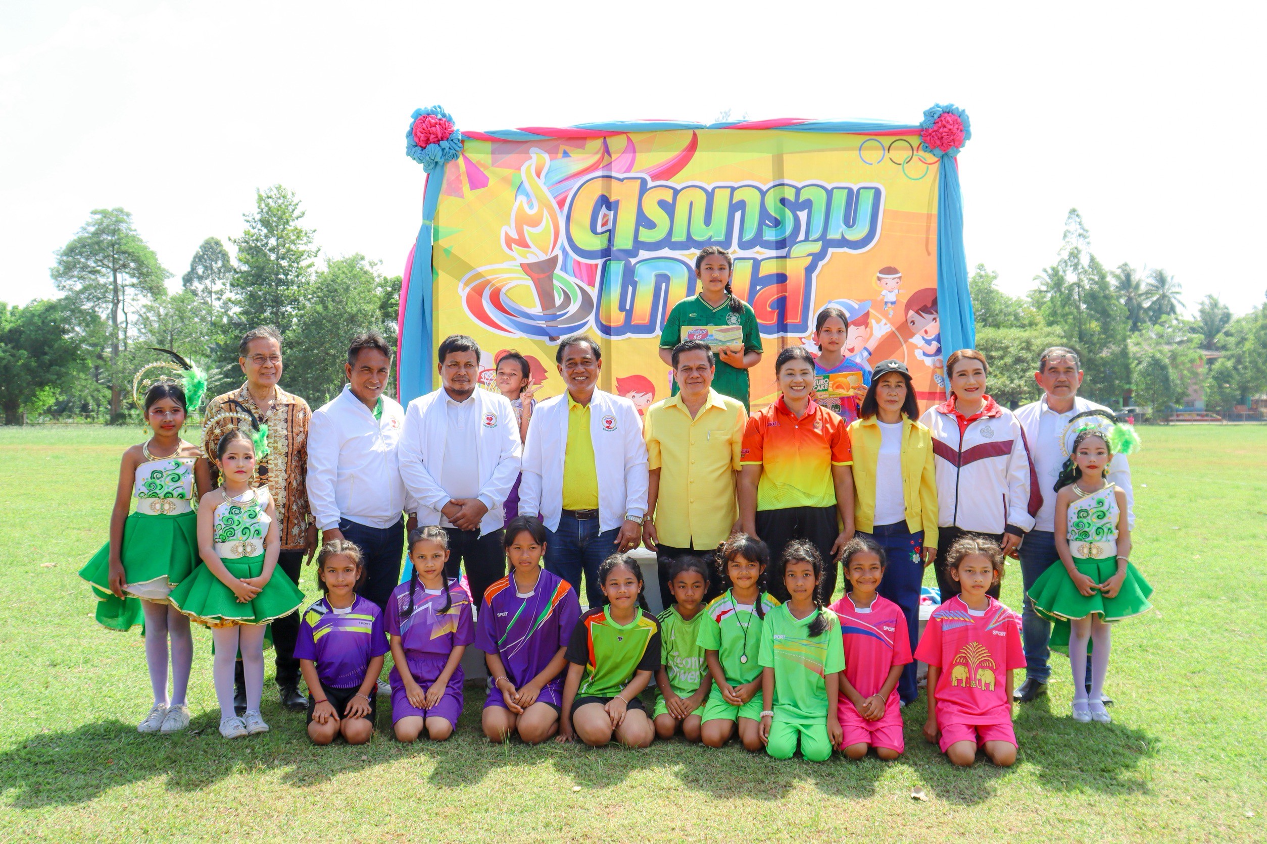 ณ โรงเรียนวัดตรณาราม ตำบลท่าข้าม อำเภอพุนพิน จังหวัดสุราษฎร์ธานี ( วันที่ 25 กรกฎาคม 2568 )                            
#พิธีเปิดการแข่งขันกีฬาตรณารามเกมส์  ประจำปี 2568🏅     
     นายอมฤต นิจอาคม นายกองค์การบริหารส่วนตำบลท่าข้าม เป็นประธานในพิธีเปิดการแข่งขันกีฬา โดยมีผู้อำนวยการโรงเรียนวัดตรณาราม เป็นผู้กล่าวคำรายงาน มีวัตถุประสงค์เพื่อส่งเสริมให้นักเรียนในโรงเรียนวัดตรณาราม ได้มีการออกกำลังกาย และเล่นกีฬาอย่างสม่ำเสมอ ตลอดจนเป็นการก่อให้เกิดความรัก ความสามัคคี และเกิดความสมานฉันท์ขึ้นในหมู่คณะ      
     โดยการจัดการแข่งขันขึ้น ในวันที่ 25 กรกฎาคม 2568 ประกอบด้วยคณะครูและนักเรียนในโรงเรียนวัดตรณาราม แบ่งขบวนเป็นหน่วยกีฬา จำนวน 3 หน่วยกีฬา ในการจัดการแข่งขันกีฬาครั้งนี้      
     ทั้งนี้ มี นายอมฤต นิจอาคม นายกองค์การบริหารส่วนตำบลท่าข้าม ทีมบริหารองค์การบริหารส่วนตำบลท่าข้าม แขกผู้มีเกียรติ และประชาชนร่วมพิธีเปิดฯ เป็นจำนวนมาก