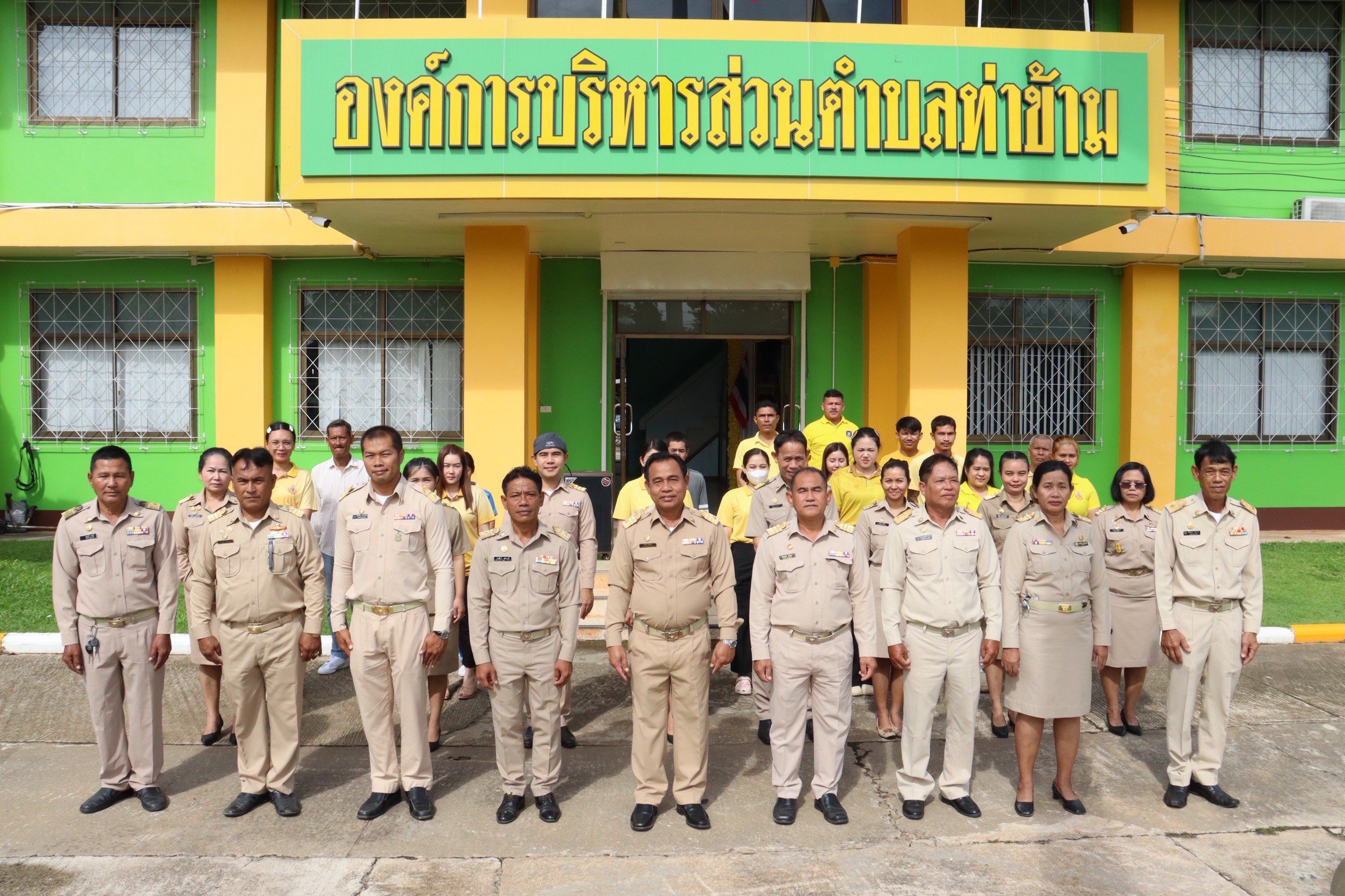 #กิจกรรมเคารพธงชาติ #เนื่องในวันพระราชทานธงชาติไทย ประจำปี 2568 
วันจันทร์ที่ 29 กันยายน 2568 เวลา 08.00 น. 
     นายอมฤต นิจอาคม นายกองค์การบริหารส่วนตำบลท่าข้าม พร้อมด้วย สมาชิกสภาองค์การบริหารส่วนตำบลท่าข้าม หัวหน้าส่วนราชการ  พนักงาน และพนักงานจ้าง ร่วมเคารพธงชาติและร้องเพลงชาติไทยในโอกาสครบรอบ 108 ปี วันพระราชทานธงชาติไทย 28 กันยายน 2568 เพื่อแสดงออกซึ่งความจงรักภักดีต่อสถาบันหลักของชาติ และเป็นการน้อมรำลึกในพระมหากรุณาธิคุณของ พระบาทสมเด็จพระมงกุฎเกล้าเจ้าอยู่หัว (รัชกาลที่ 6) ที่ทรงพระราชทาน #ธงไตรรงค์ เป็นธงชาติไทยอย่างเป็นทางการตั้งแต่ พุทธศักราช 2546 ซึ่งธงไตรรงค์เป็นมากกว่าสัญลักษณ์ แต่เป็นเครื่องเตือนใจให้ทุกคนตระหนักถึงความสำคัญของการเสียสละของบรรพบุรุษ ผู้ซึ่งได้ปกป้องเอกราชและอธิปไตยของชาติไทยไว้ให้ดำรงอยู่ตราบจนปัจจุบัน ซึ่งเป็นความภาคภูมิใจสูงสุดของปวงชนชาวไทย
