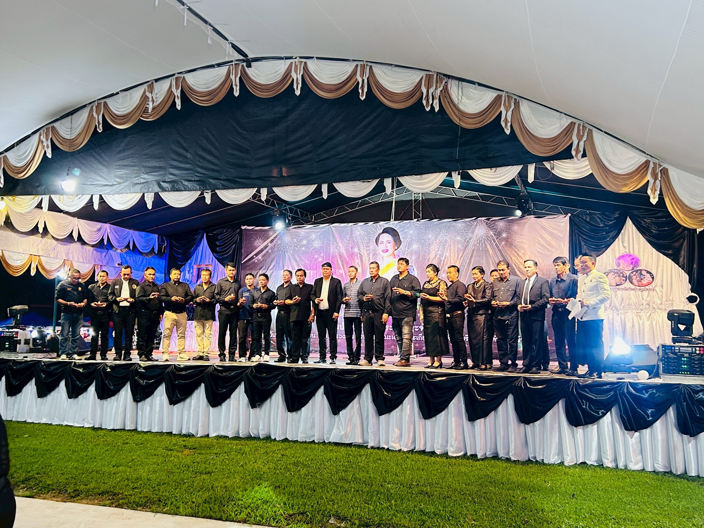 งานประเพณีวันลอยกระทงองค์การบริหารส่วนตำบลท่าข้าม ประจำปี 2568 “ ร้อยแสงแห่งอาลัย สถิตในใจคนไทยนิรันดร์ ”
ค่ำวันที่ 5 พฤศจิกายน 2568