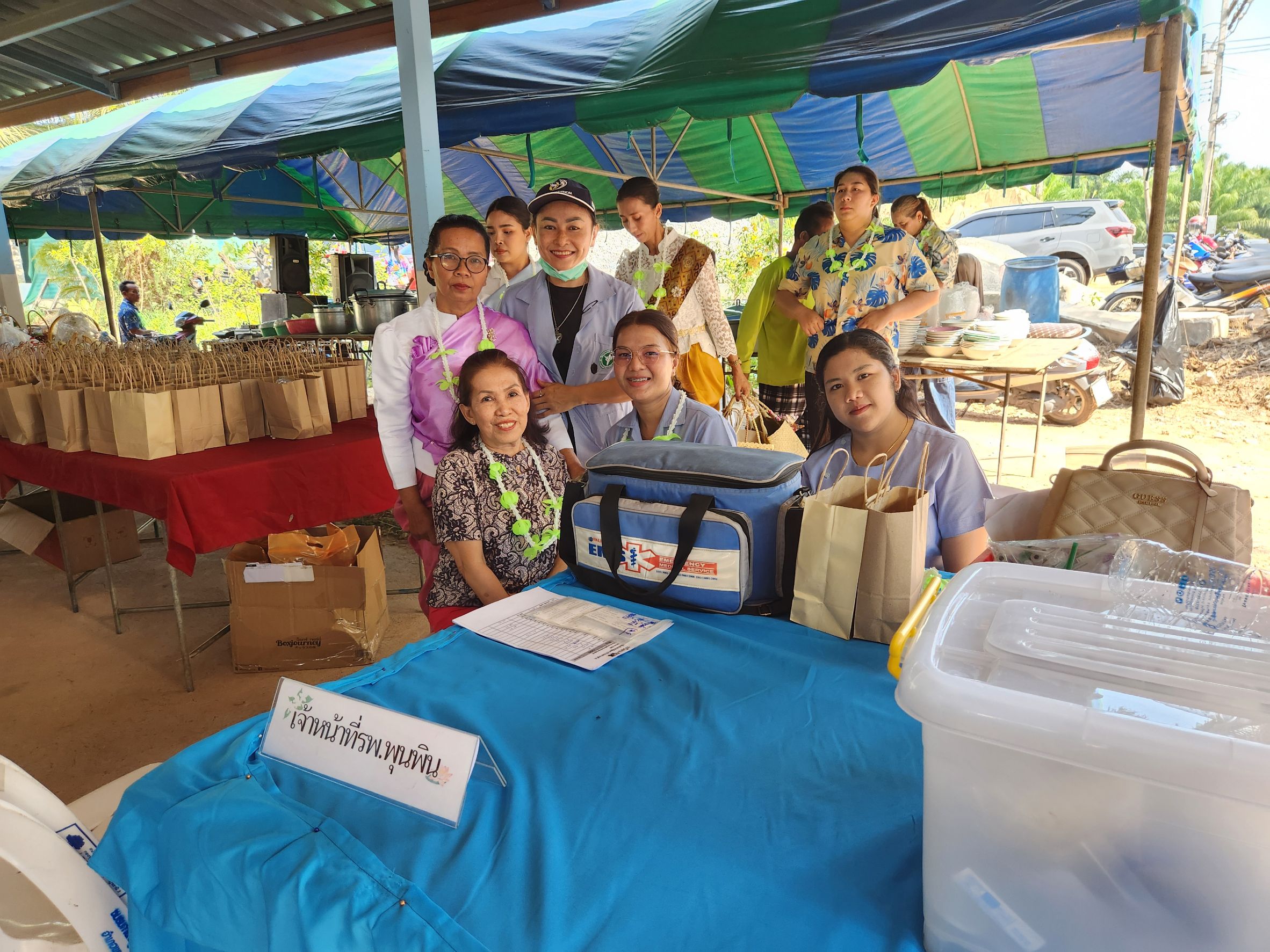 วันที่ 10 เมษายน 2569 องค์การบริหารส่วนตำบลท่าข้าม ร่วมกับ เจ้าหน้าที่โรงพยาบาลพุนพิน 👩🏻‍⚕️ตรวจสุขภาพเคลื่อนที่ กลุ่มเป้าหมาย 🧓🏻ผู้สูงอายุ👵🏻ณ บริเวณศาลาอเนกประสงค์ หมู่ที่ 3 ใน โครงการสืบสานประเพณีรดน้ำดำหัวผู้สูงอายุประจำปี 2569