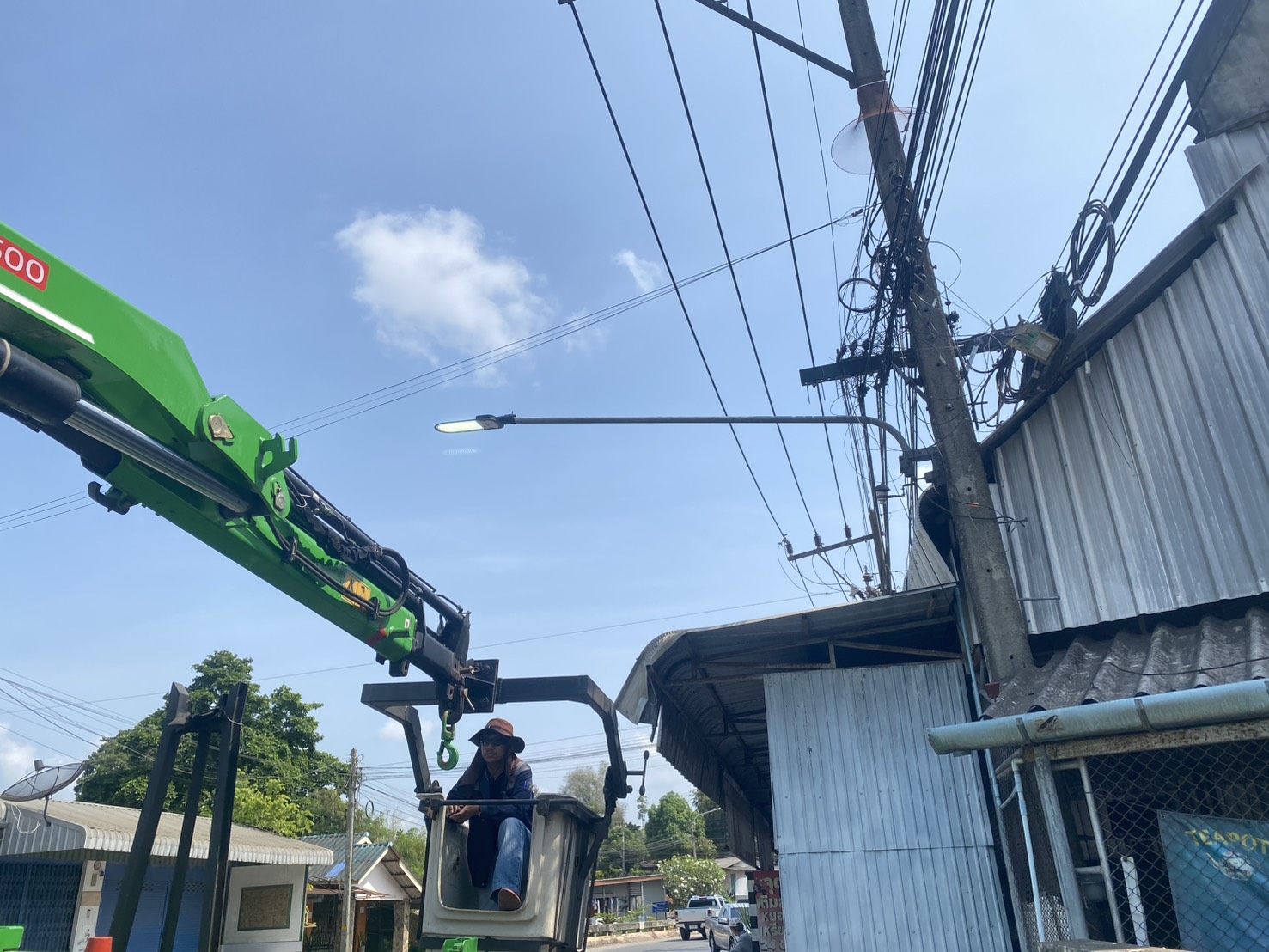 วันที่  21  เมษายน  2569
นายอมฤต นิจอาคม นายกองค์การบริหารส่วนตำบลท่าข้าม มอบหมายเจ้าหน้าที่ กองช่าง องค์การบริหารส่วนตำบลท่าข้าม ดำเนินการตรวจสอบซ่อมแซม และติดตั้งไฟสาธารณะ ฯ   หมู่ที่ 3  ตำบลท่าข้าม อำเภอพุนพิน จังหวัดสุราษฎร์ธานี