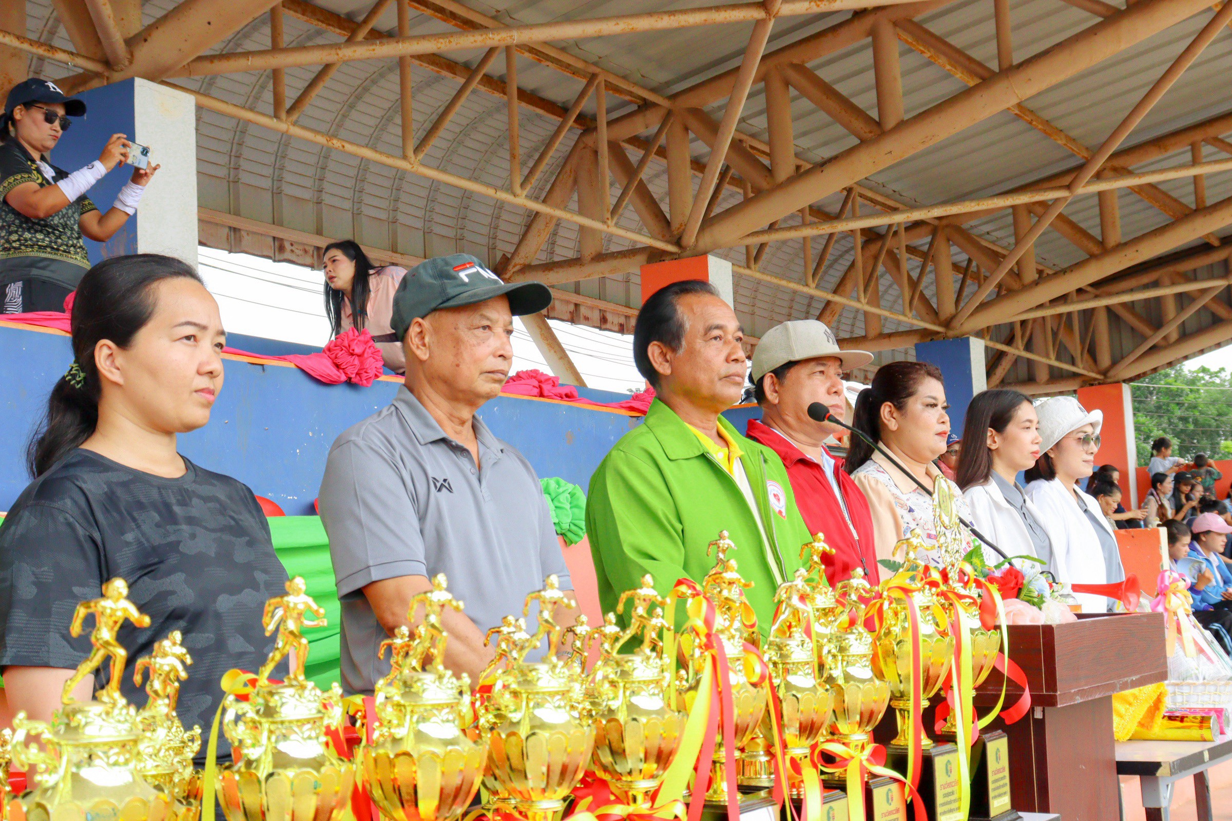 ณ โรงเรียนวัดตรณาราม ตำบลท่าข้าม อำเภอพุนพิน จังหวัดสุราษฎร์ธานี ( วันที่ 27 กรกฎาคม 2569 )                            
#พิธีเปิดการแข่งขันกรีฑานักเรียน เครือข่ายสถานศึกษาขั้นพื้นฐาน พุนพิน 3 " พญาท่าข้ามเกมส์ "  ประจำปี 2569🏅     
     นายอมฤต นิจอาคม นายกองค์การบริหารส่วนตำบลท่าข้าม เป็นประธานในพิธีเปิดการกรีฑานักเรียน โดยมีผู้อำนวยการโรงเรียนวัดตรณาราม เป็นผู้กล่าวคำรายงาน มีวัตถุประสงค์เพื่อส่งเสริมให้นักเรียนในเครือข่ายสถานศึกษาขั้นพื้นฐาน พุนพิน 3 ได้มีการออกกำลังกาย และเล่นกีฬาอย่างสม่ำเสมอ ตลอดจนเป็นการก่อให้เกิดความรัก ความสามัคคี และเกิดความสมานฉันท์ขึ้นในหมู่คณะ      
     โดยการจัดการแข่งขันขึ้น ในวันที่ 27 กรกฎาคม 2569 ประกอบด้วยคณะครูและนักเรียนในเครือข่ายสถานศึกษาขั้นพื้นฐาน พุนพิน 3 แบ่งขบวนเป็นหน่วยกีฬา จำนวน 7 หน่วยกีฬา ในการจัดการแข่งขันกีฬาครั้งนี้