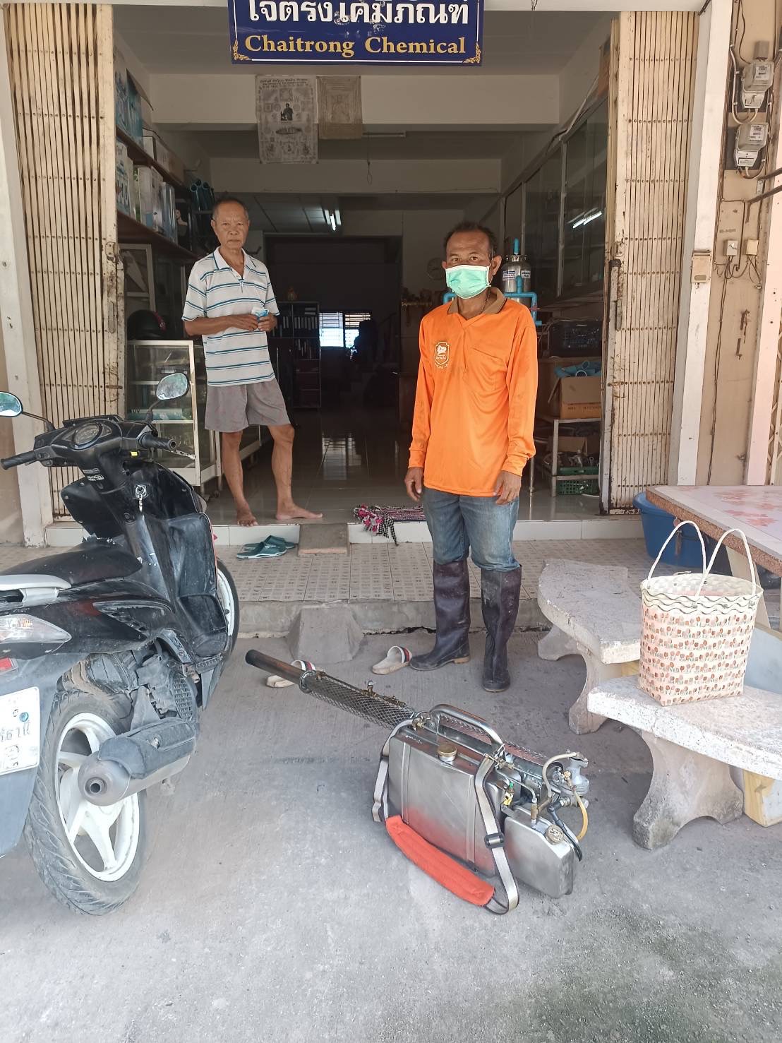 วันพฤหัสบดีที่ 21 กันยายน  2566           องค์การบริหารส่วนตำบลท่าข้าม ดำเนินการฉีดพ่นหมอกควัน กำจัดยุงลาย  และสำรวจลูกน้ำยุงลาย แจกทรายอะเบท บ้านผู้ป่วยและพื้นที่ใกล้เคียงในพื้นที่ หมู่ที่ 3 บ้านบางท่าข้าม ตำบลท่าข้าม อำเภอพุนพิน จังหวัดสุราษฎร์ธานี